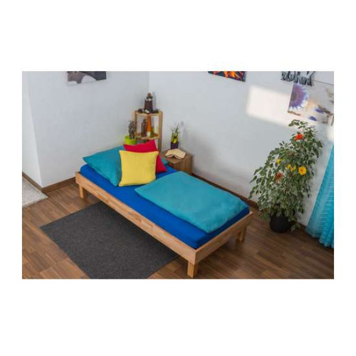 Односпальная деревянная кровать на ножках