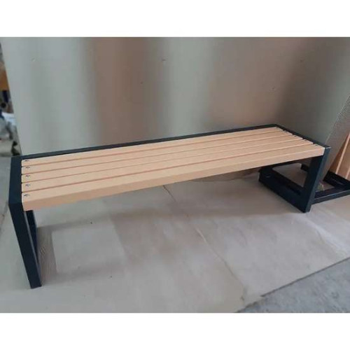 Уличная скамейка без спинки с пластиковым брусом на сидении Lux парковая Уличная скамейка без спинки с пластиковым брусом на сидении Lux парковая