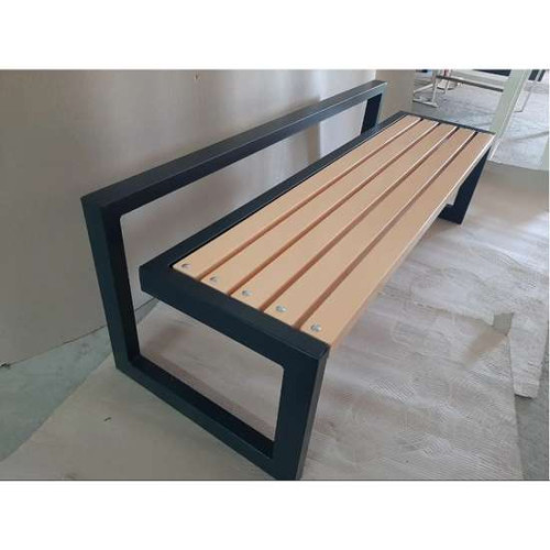 Скамейка парковая Lux со спинкой и пластиковым брусом Скамейка парковая Lux со спинкой и пластиковым брусом